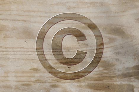 Das Copyright Zeichen auf einer Holzplatte